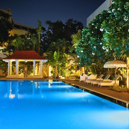 Taj Connemara, Chennai Hotel Exterior photo The pool at the hotel