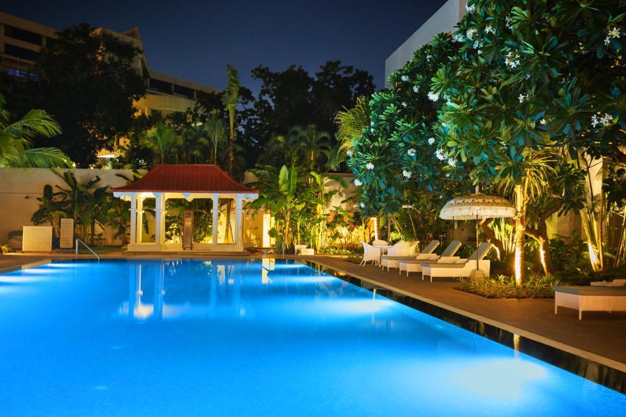 Taj Connemara, Chennai Hotel Exterior photo The pool at the hotel
