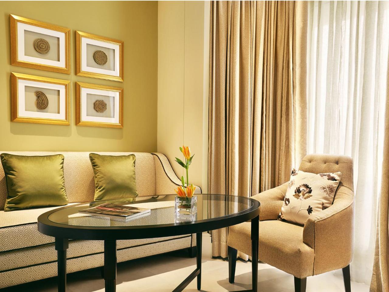Taj Connemara, Chennai Hotel Exterior photo A living room at the hotel