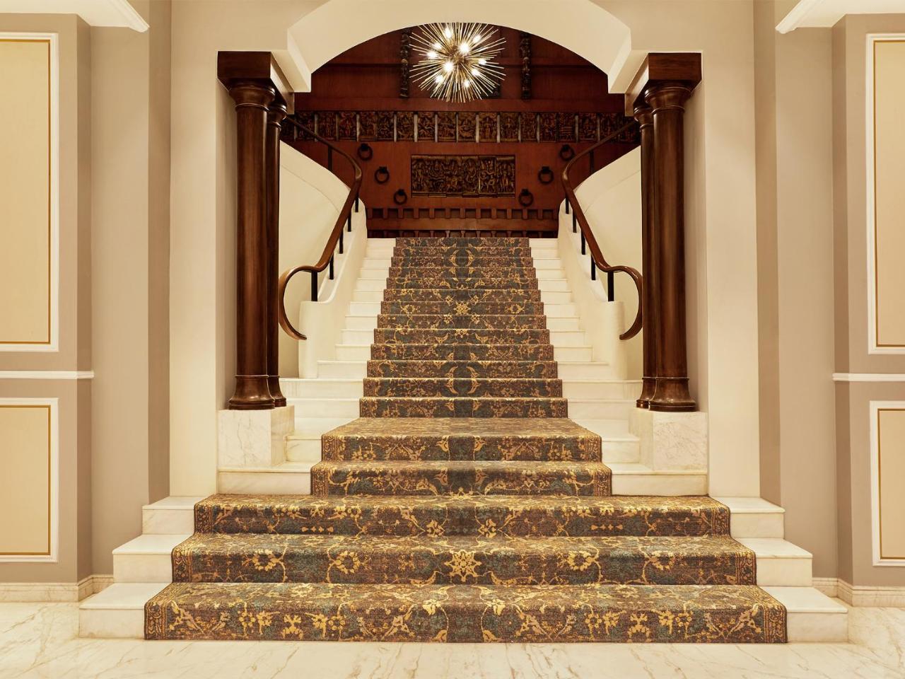Taj Connemara, Chennai Hotel Exterior photo The 3D model of the throne of the King of the Jews