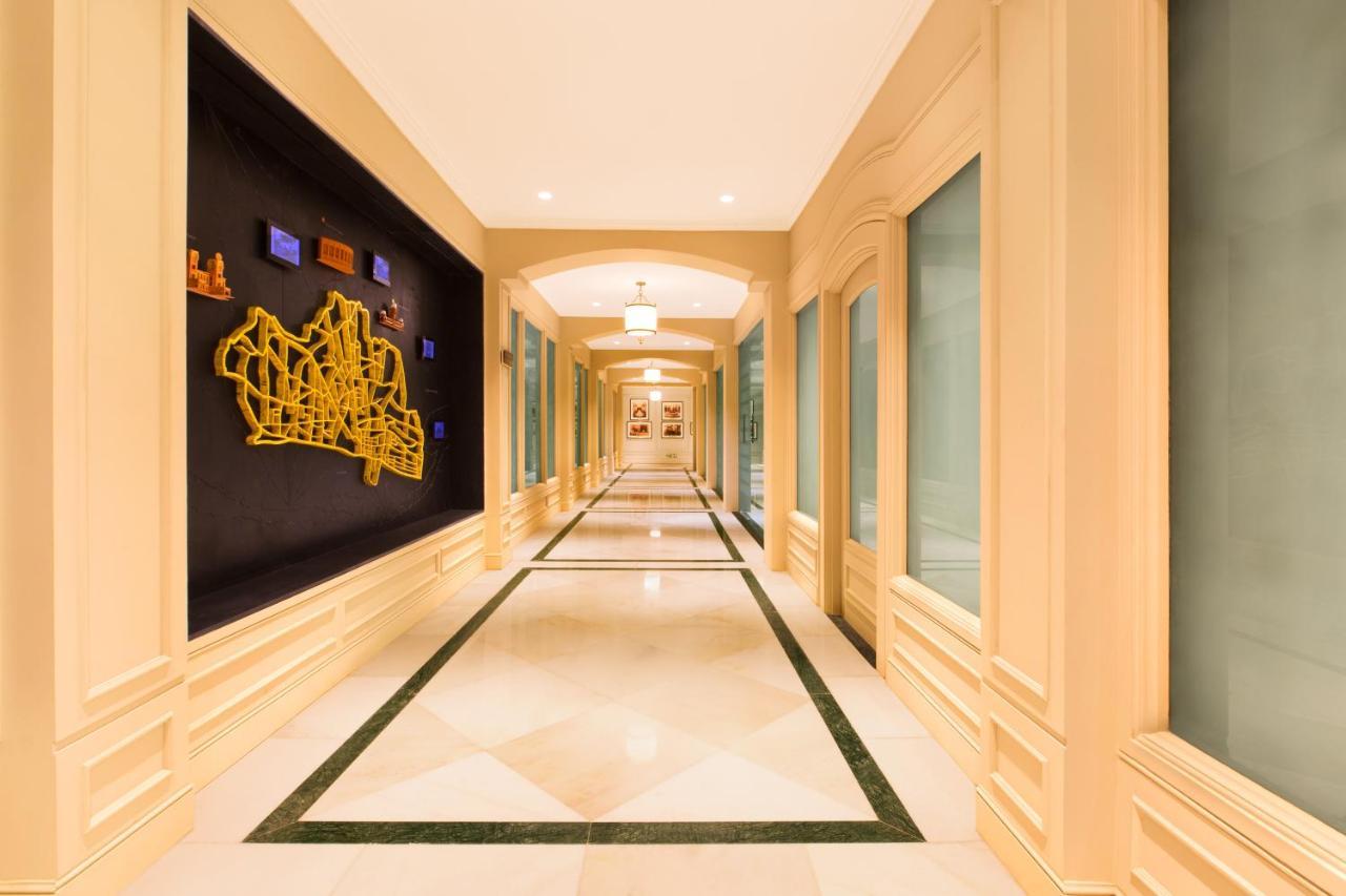 Taj Connemara, Chennai Hotel Exterior photo A corridor at the Taj Mahal Palace