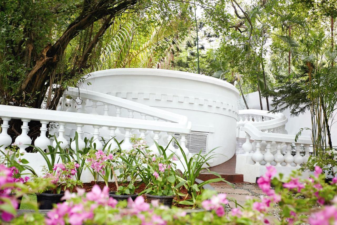 Taj Connemara, Chennai Hotel Exterior photo The staircase