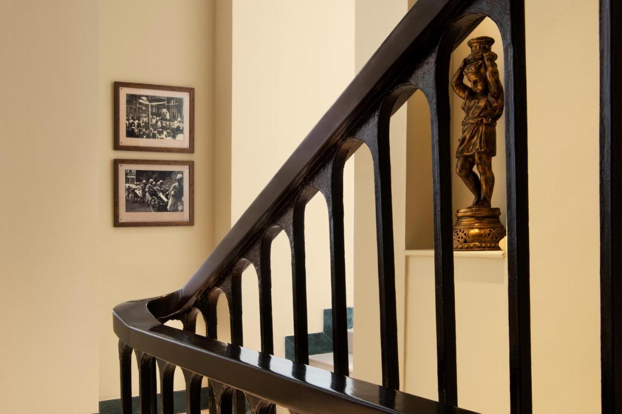 Taj Connemara, Chennai Hotel Exterior photo A handrail