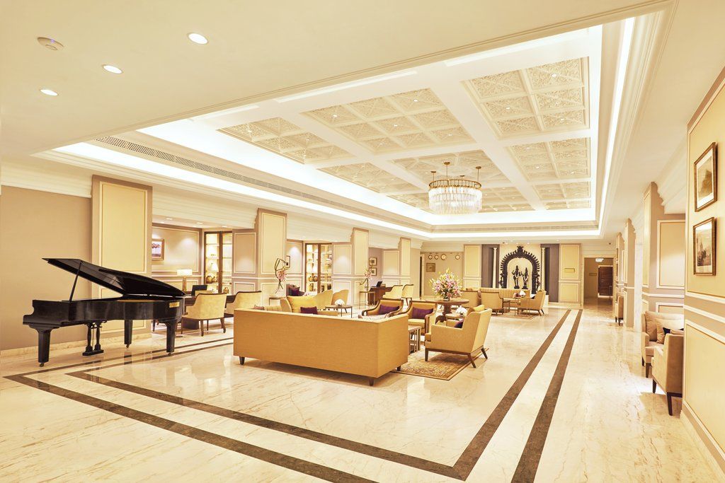 Taj Connemara, Chennai Hotel Exterior photo The lobby of the hotel