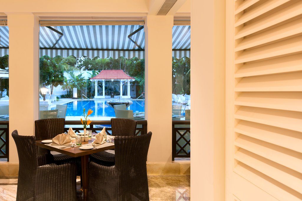 Taj Connemara, Chennai Hotel Exterior photo The Poolside Bar