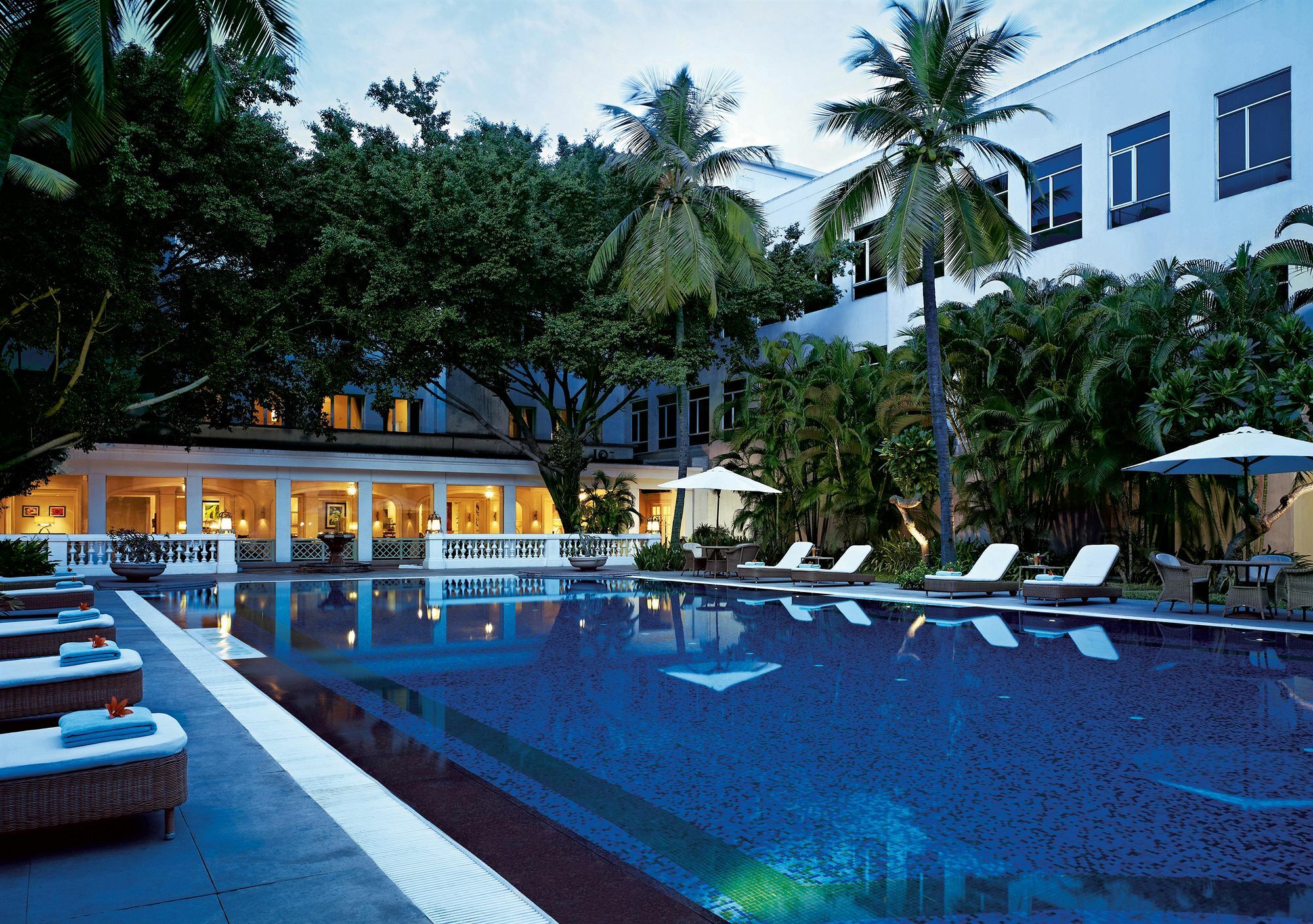Taj Connemara, Chennai Hotel Exterior photo The E&O 87 Pool